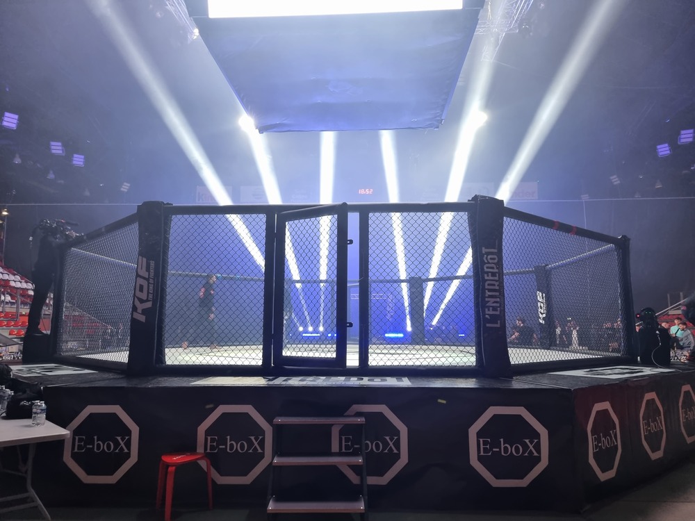 Arene de MMA avec des lumieres bleues